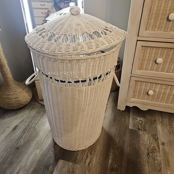 Vintage 80s WICKER LIDDED HAMPER Basket Domed Lid w Knob - Picture 2 of 11